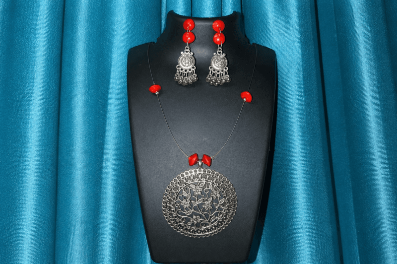 Manjadi invisible necklace